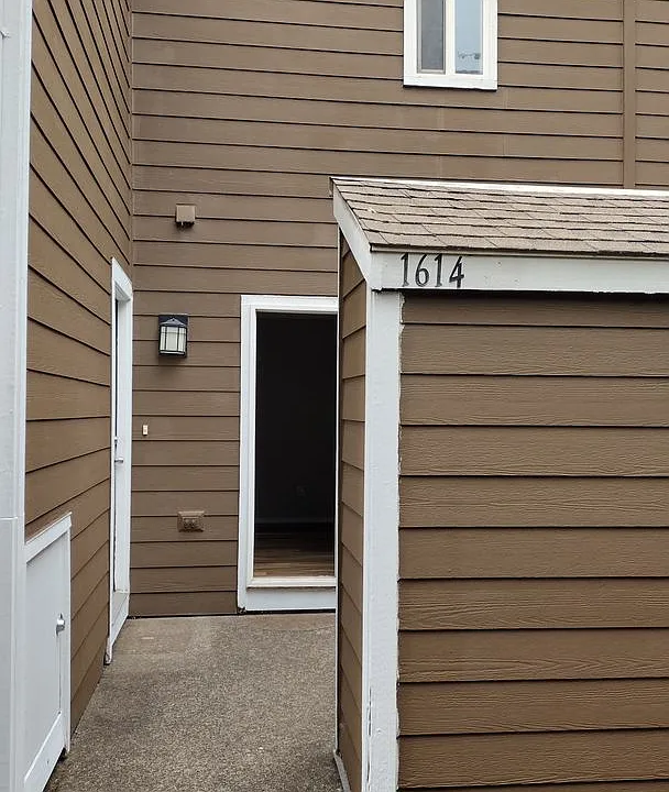 1614 Village Park Pl