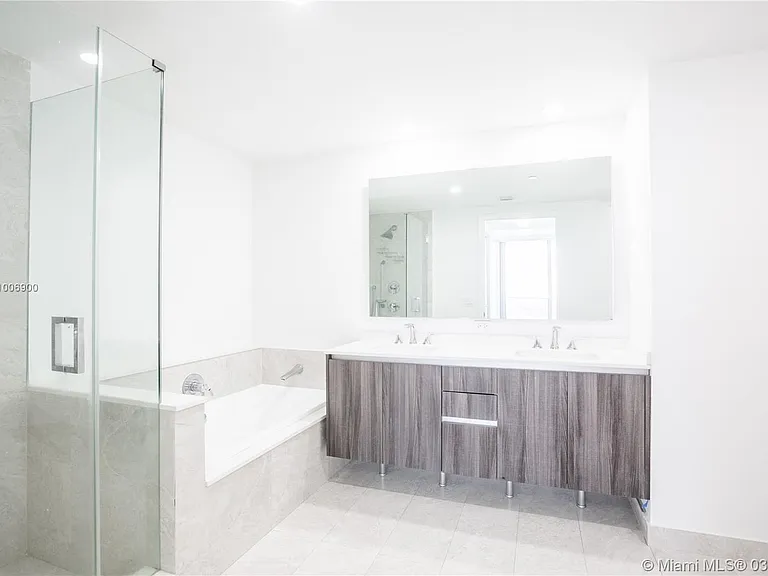 488 NE 18th St #2200 — Photo 8