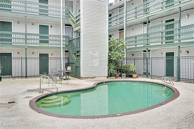 1 bed, 1.0 bath, 566 sqft, $1,050 — Photo 2