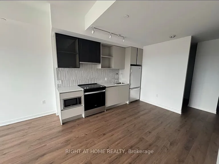 395 Dundas St W #711 — Photo 10