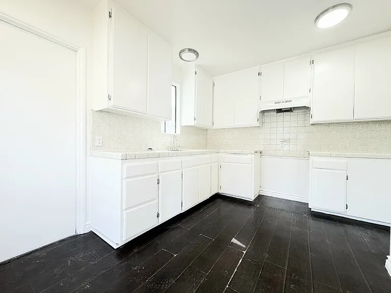 4810 Cahuenga Blvd — Photo 5