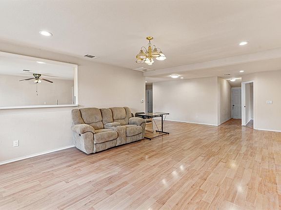 4th image of 1101 Red Bud Dr