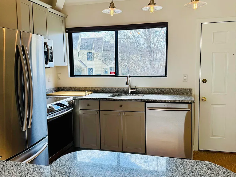 1238 Chatham Rdg — Photo 2
