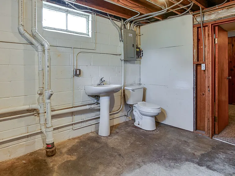 6020 Franklin St — Photo 22
