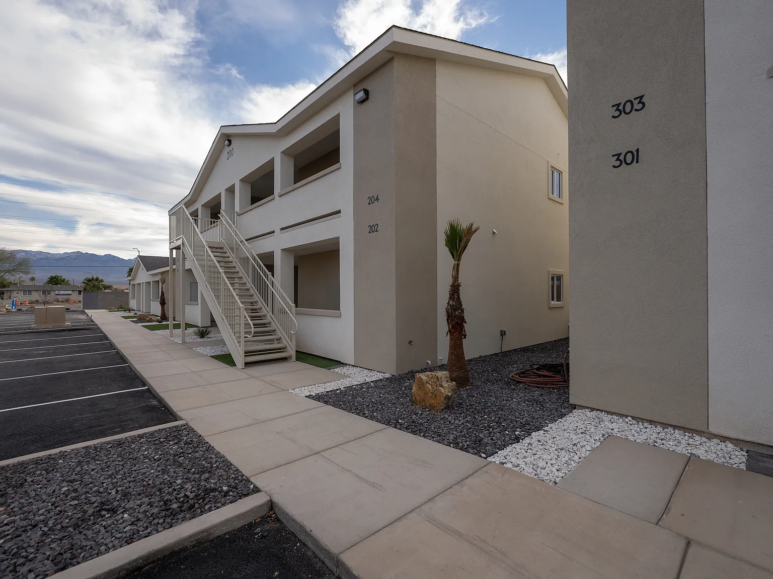 541 W Mesquite Blvd — Photo 2
