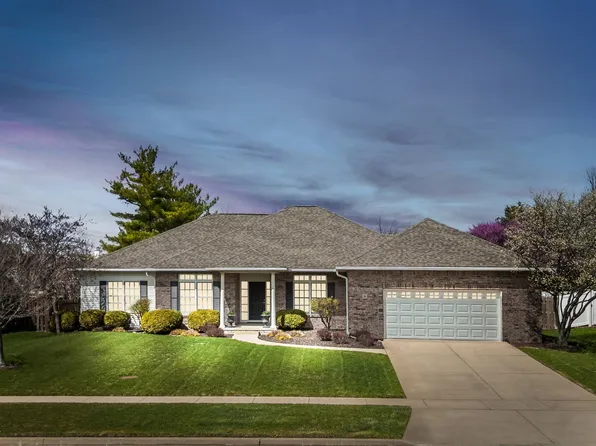 8 Sable Oaks Ct, Bloomington, IL 61704