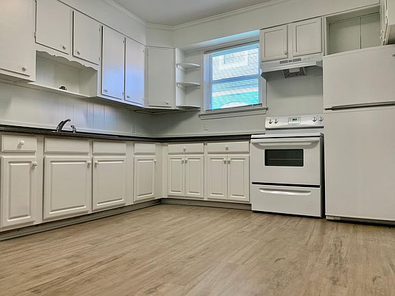 3rd image of 420 W 37th St #A