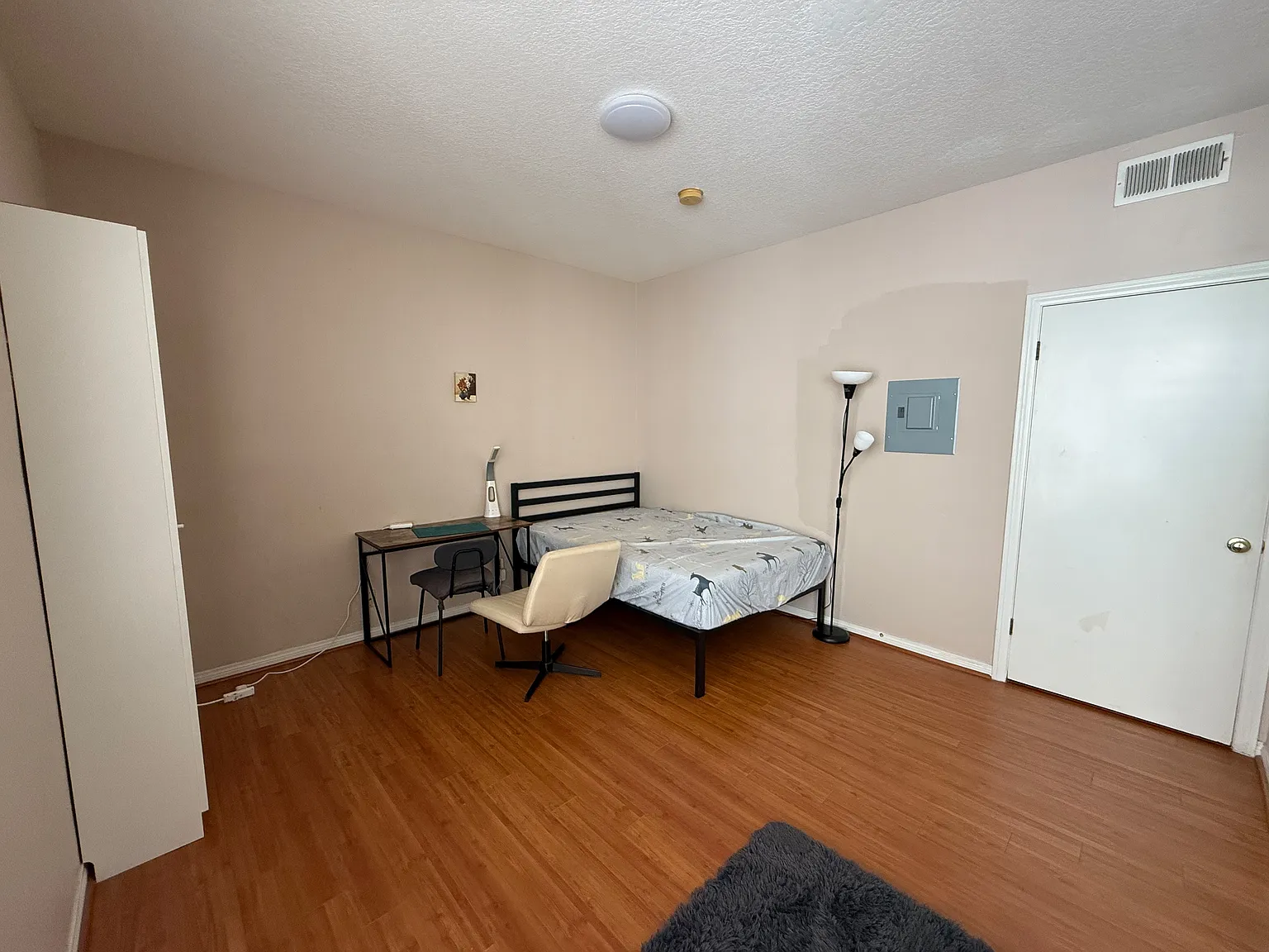 3 bed, 1383 sqft, $1,640 — Photo 2