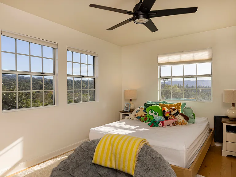 Loma Dr — Photo 15