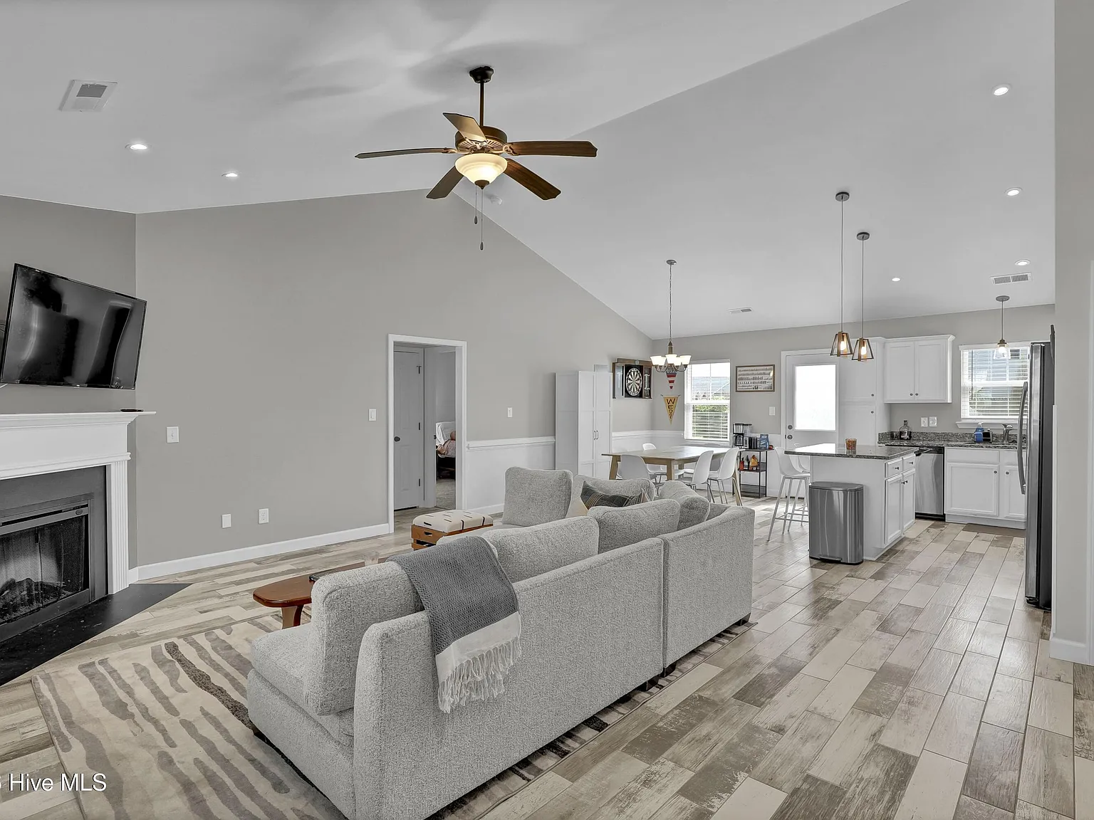 3 bed, 2.0 bath, $2,400 — Photo 2