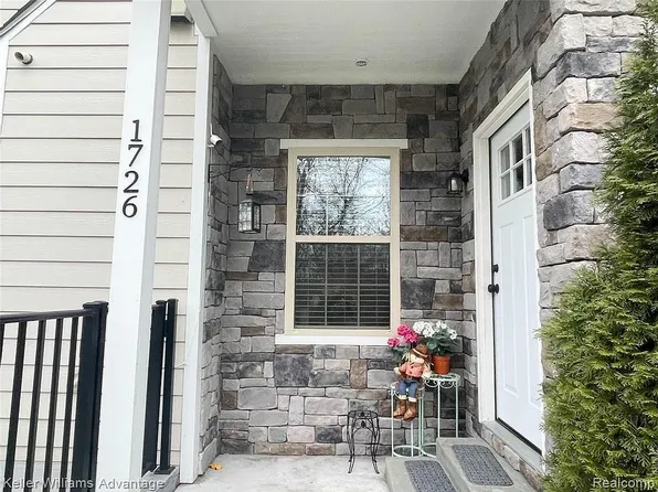 1726 Barrington Ct, Lake Orion, MI 48360