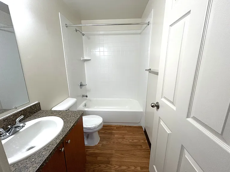 Grand Bend Club Apartments — Photo 39