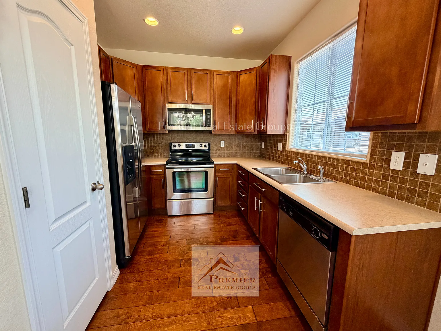 2 bed, 2.5 bath, 1301 sqft, $1,785 — Photo 4