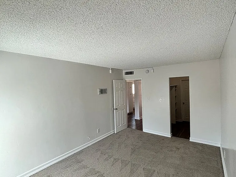 University Terrace Apartments — Photo 23