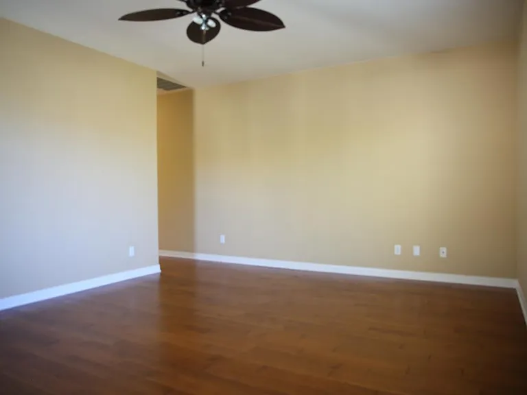 1566 Glencrest Dr — Photo 2
