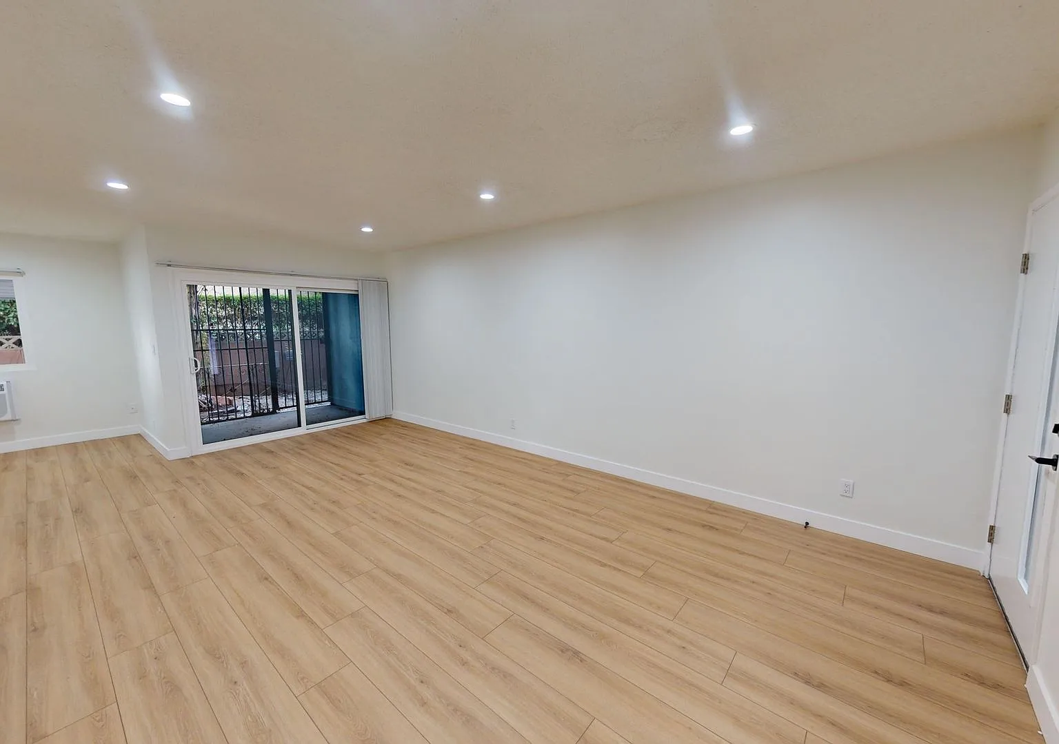 Free Rent Beautiful & Spacious Unit For Rent — Photo 4