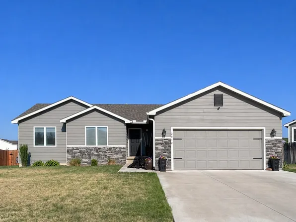 2812 Barbara Ln E, Dodge City, KS 67801