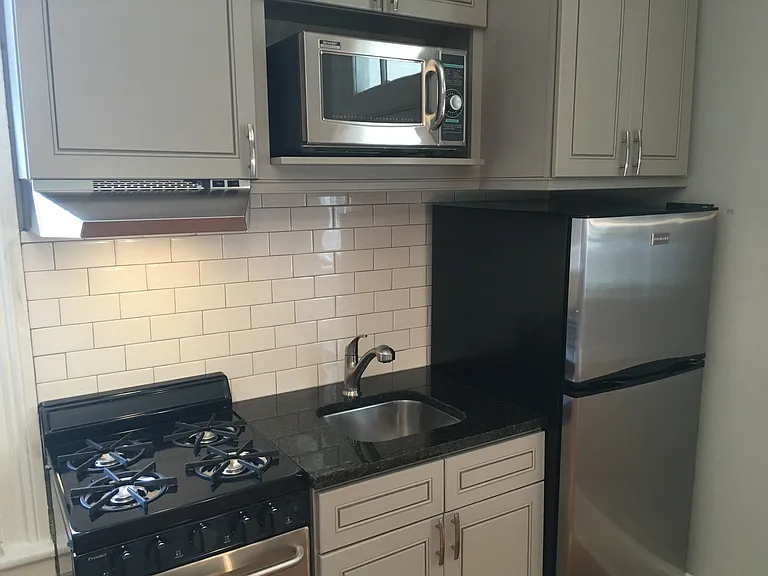 627 W Jones St — Photo 7