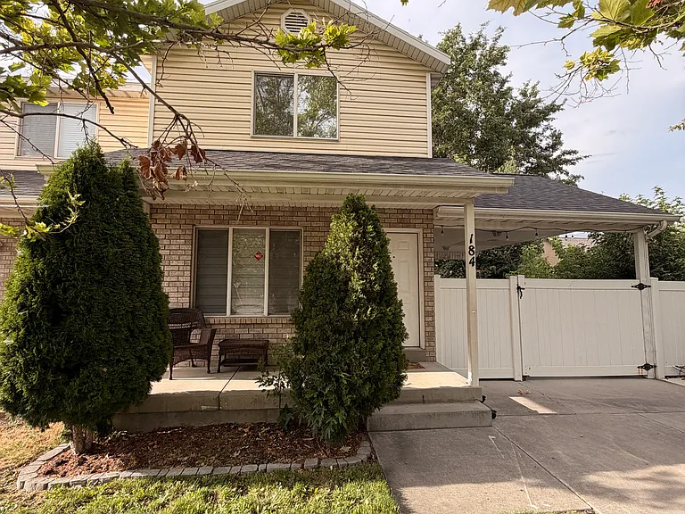 184 W Pacific Dr — Photo 1