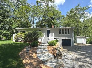 5 Wakerobin Rd, Norwalk, CT 06851