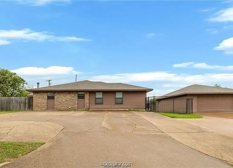 807 Holleman Dr — Photo 1