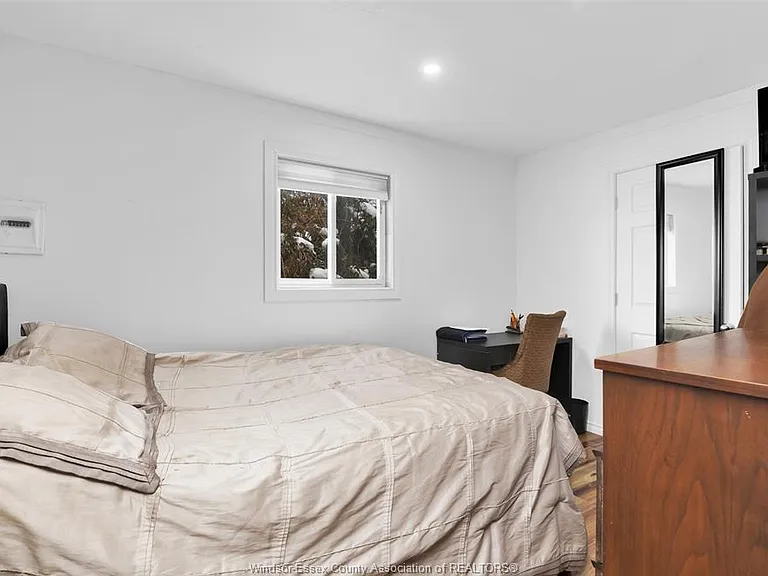 3484 Peter St — Photo 15