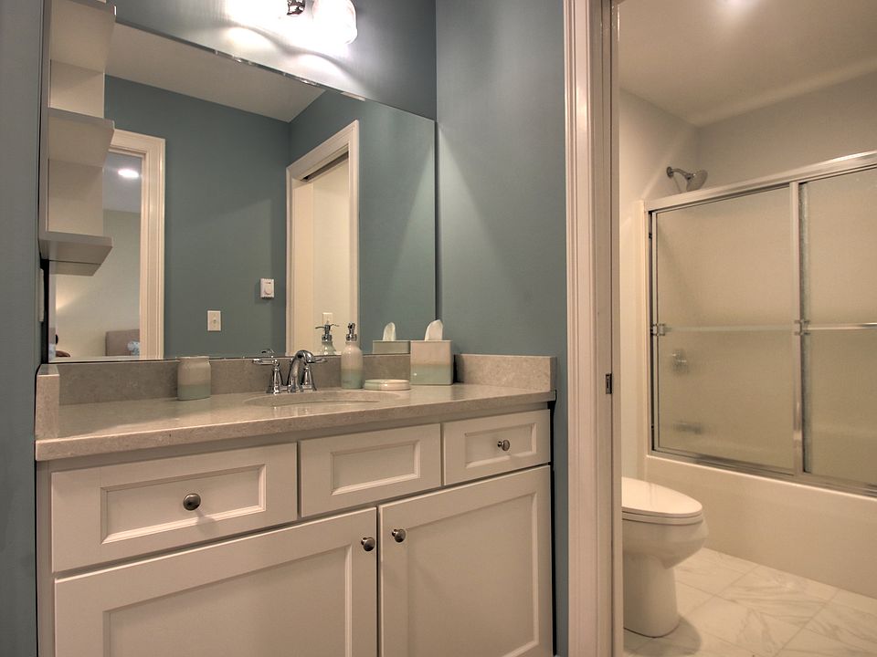 Bathroom (one-bedroom apartment 11)