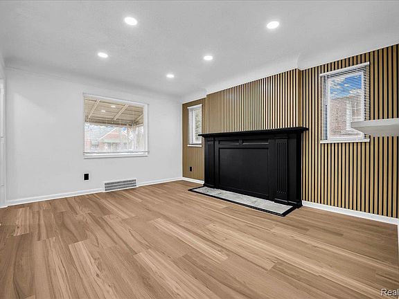 4th image of 8603 Whitcomb St