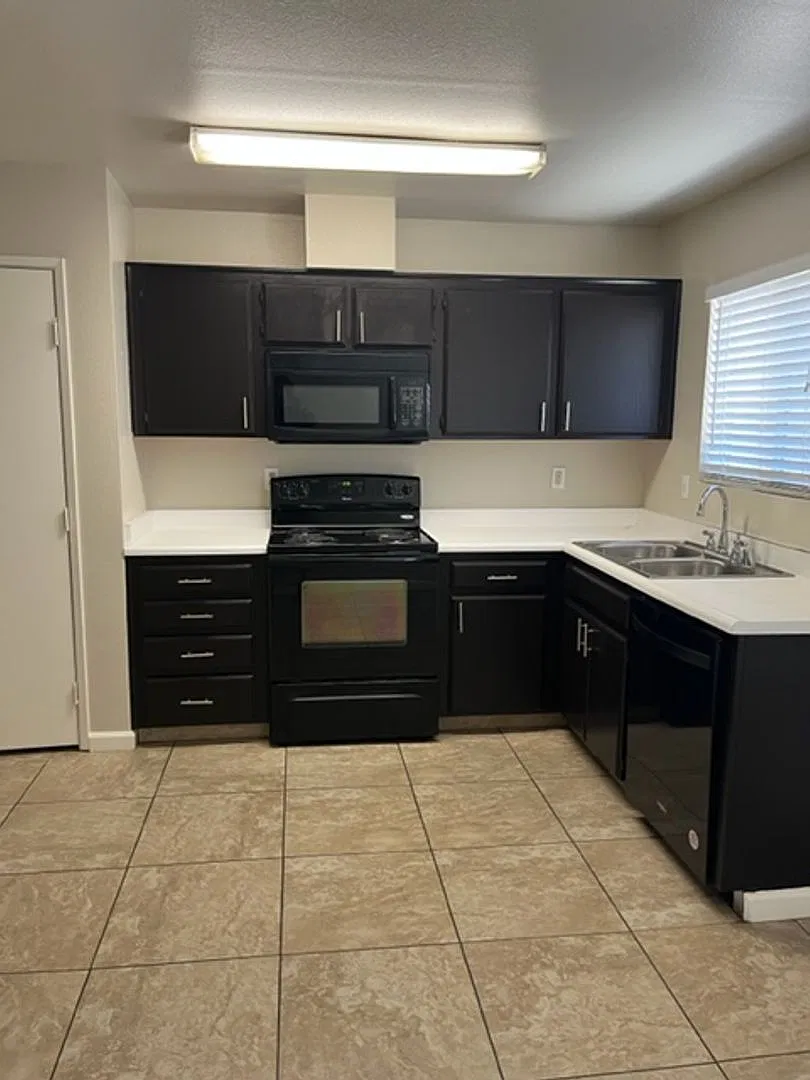 3 bed, 2.0 bath, 1000 sqft, $1,795 — Photo 1