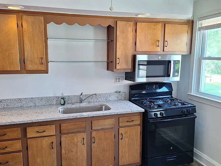 2715 Berwick Ave — Photo 4
