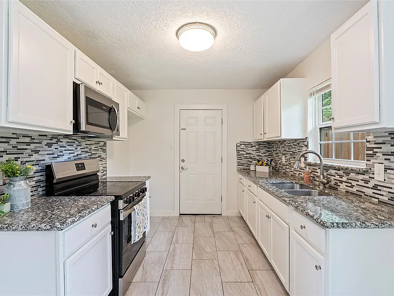 504 Burke Rd — Photo 19
