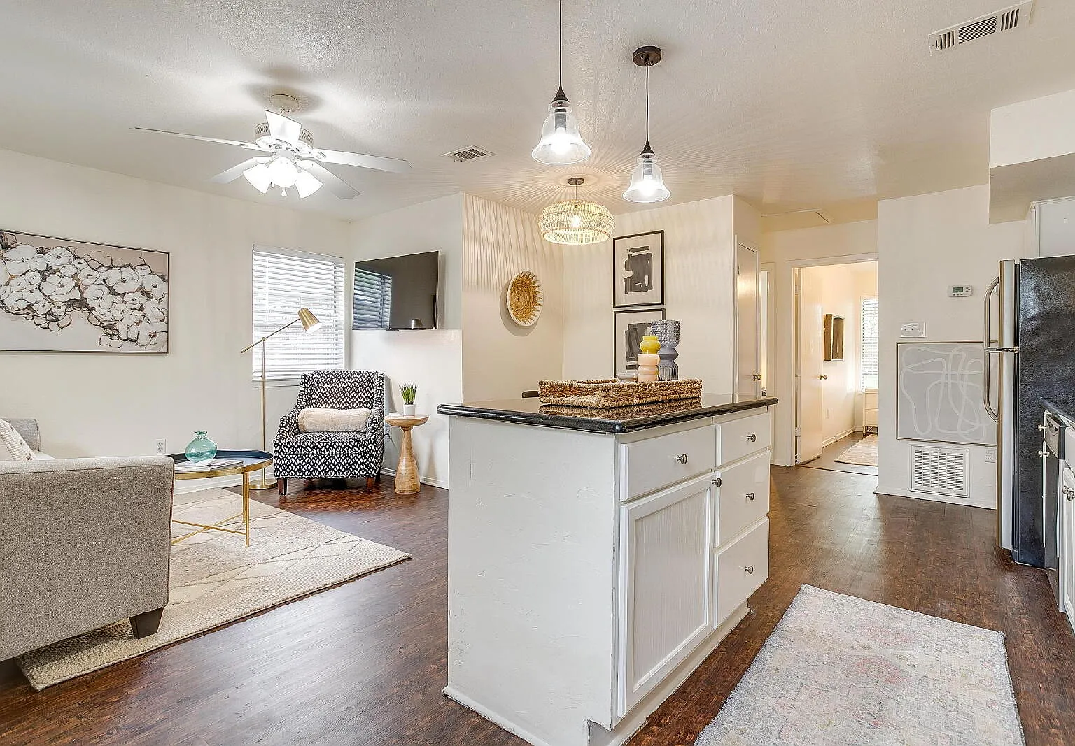2 bed, 1.0 bath, 699 sqft, $1,295 — Photo 4