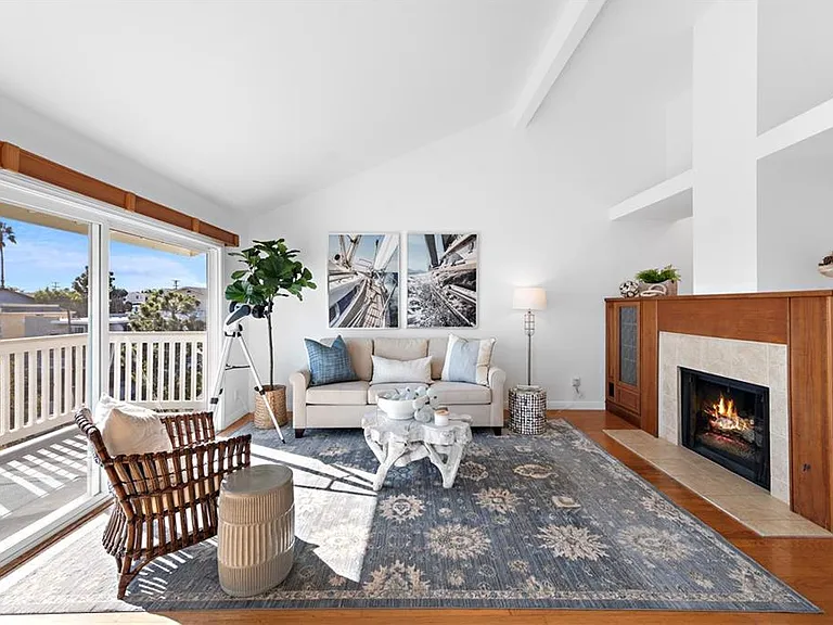 Livingroom with fireplace