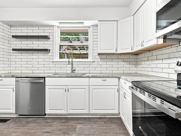 1208 Pineview Ave — Photo 4