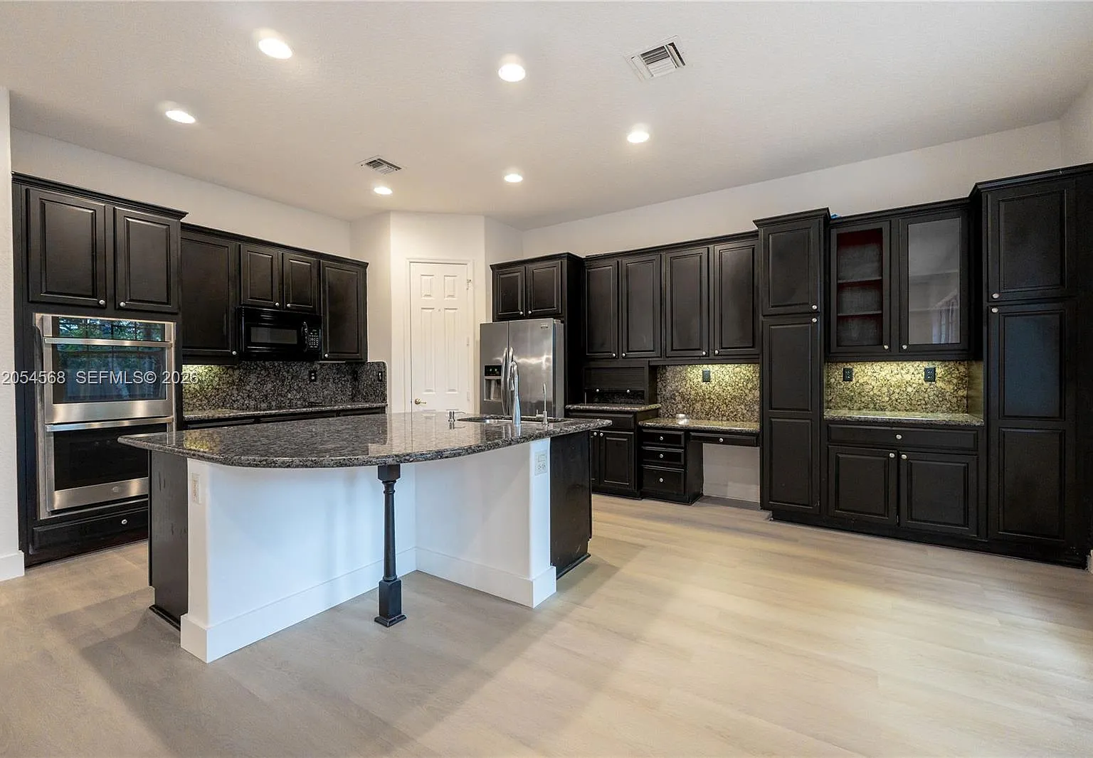 5 bed, 3437 sqft, $8,200 — Photo 3