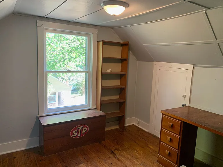 423 N Locust St — Photo 14