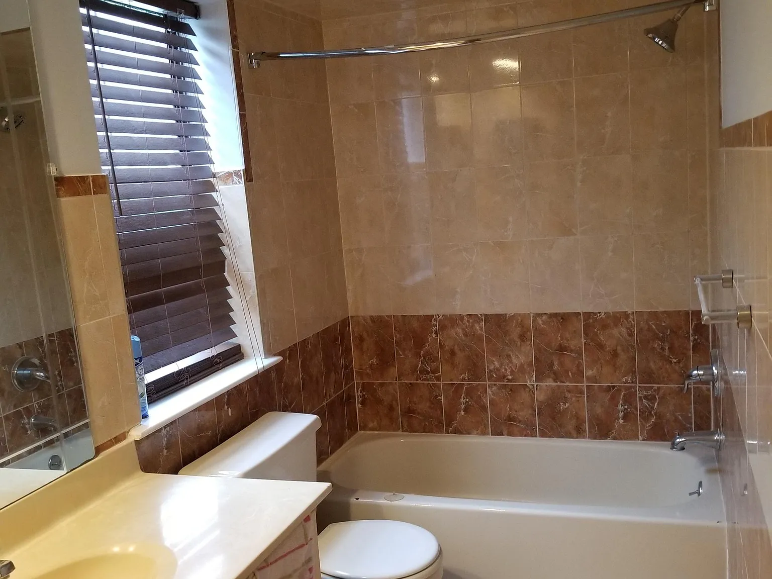 1910 Woodbridge Commons Way — Photo 2