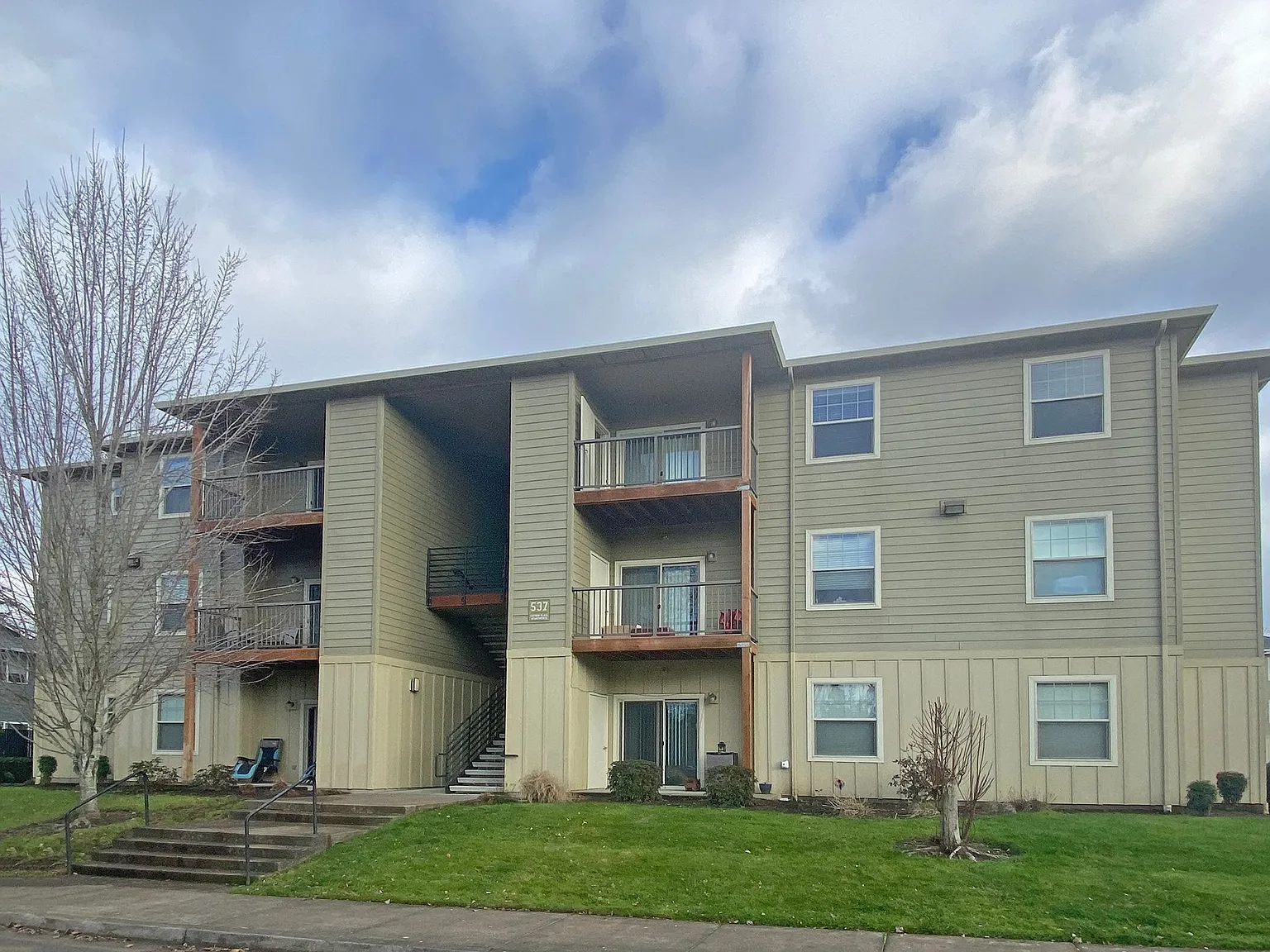 Catron Apartments - 1-3 Bedrooms 2 Bathrooms with In Unit Washer/Dryer and Internet — Photo 4
