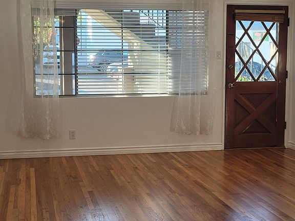 3rd image of 4386-4386 Bakman Ave