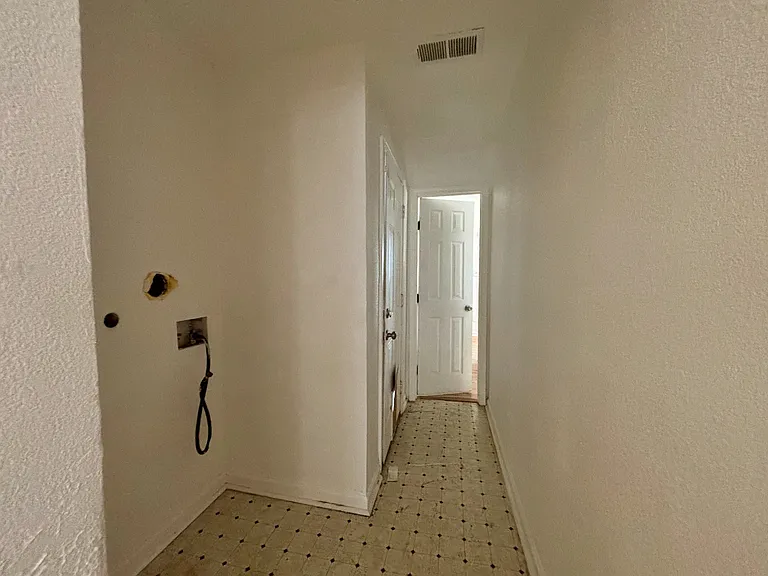 3410 Sealy St — Photo 9