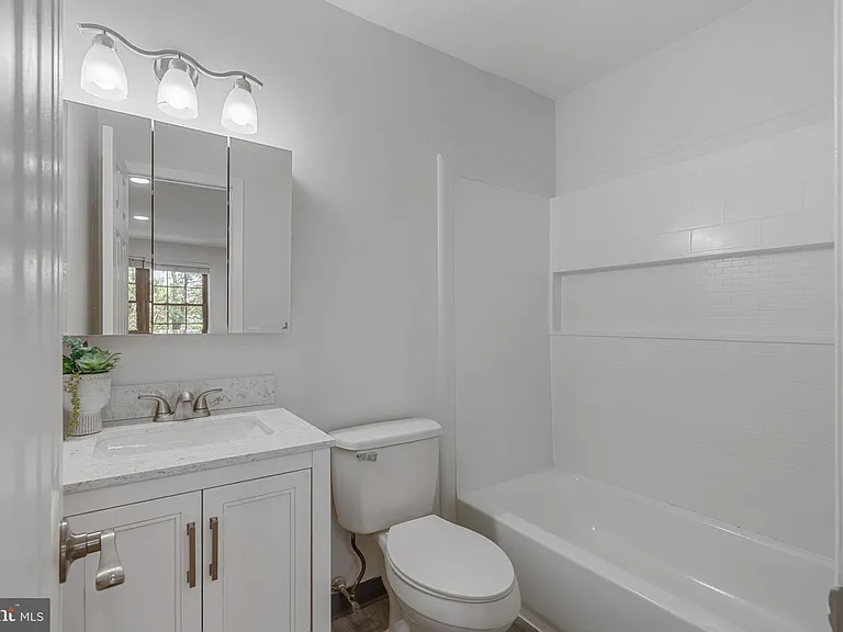 1019 Bancroft Pl — Photo 7