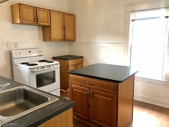 3rd image of 6913 Franklin Blvd #4