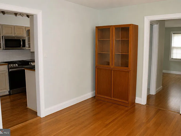 324 W Asher St — Photo 7