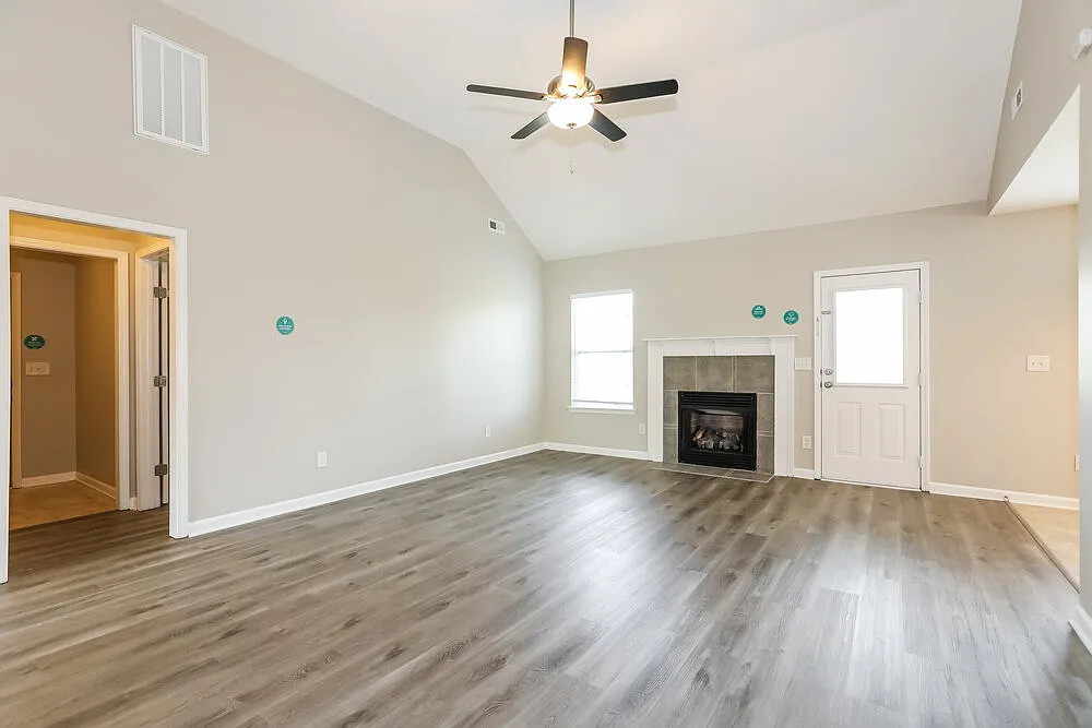 3 bed, 2.0 bath, 1812 sqft, $3,260 — Photo 4