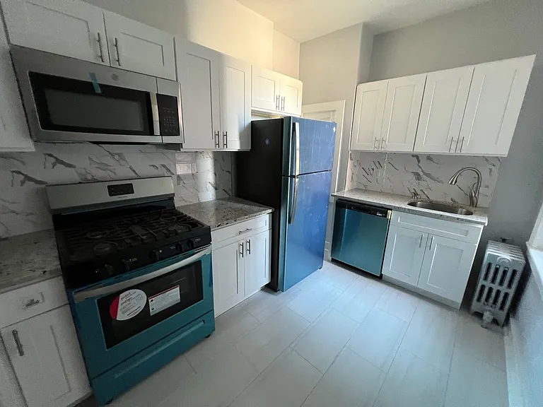 Hill Manor - Renovated Apartments Near Train Station — Photo 28