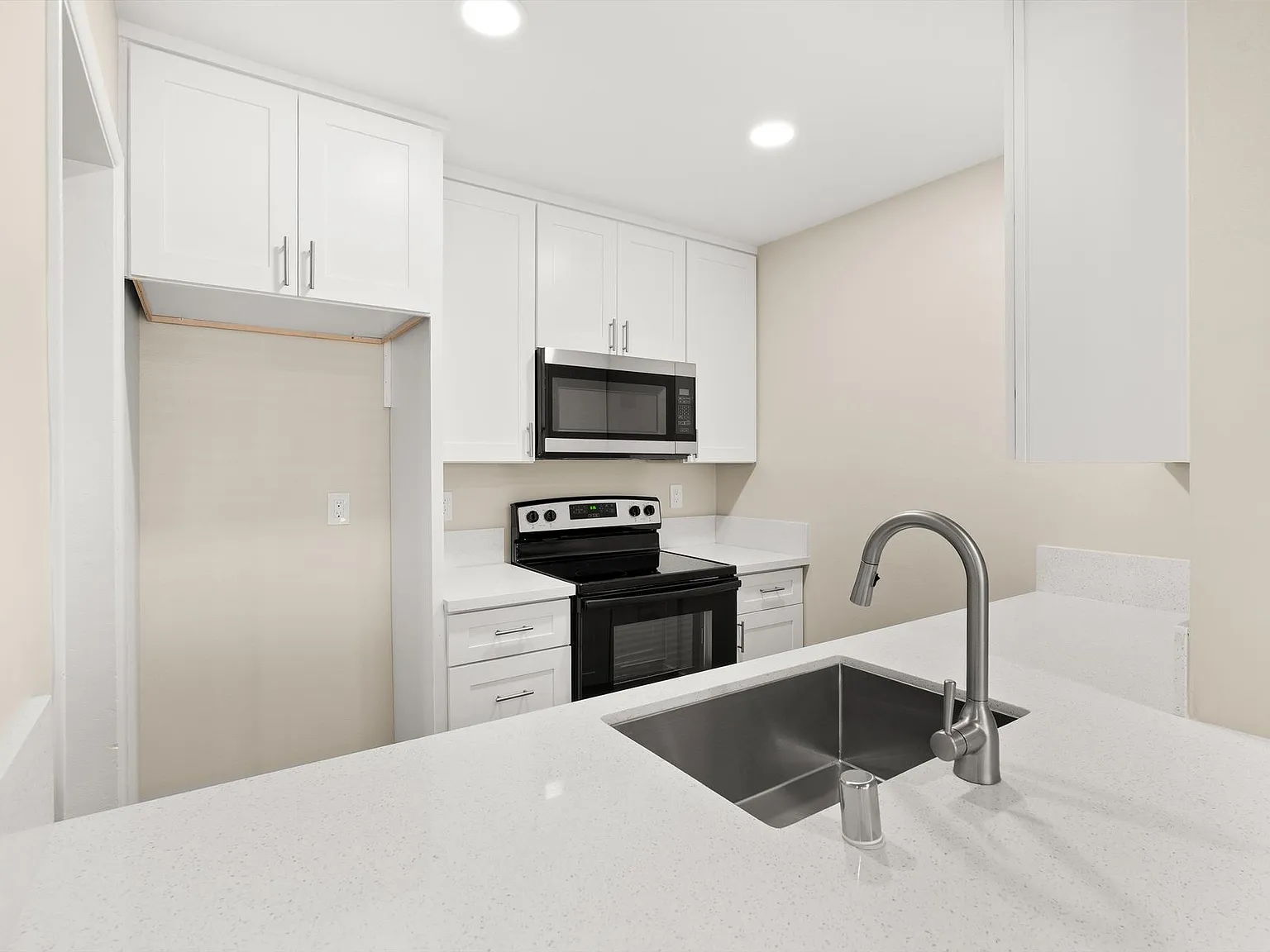 Concorde Apartments - Riverside, CA — Photo 4