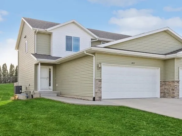 1819 Rosehill Dr SW, Cedar Rapids, IA 52404