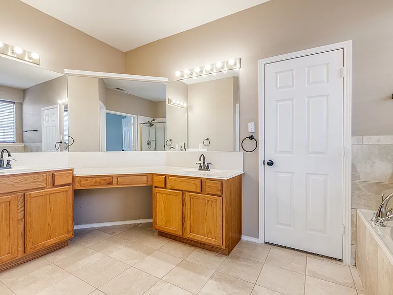 5857 Chatham Ln — Photo 12