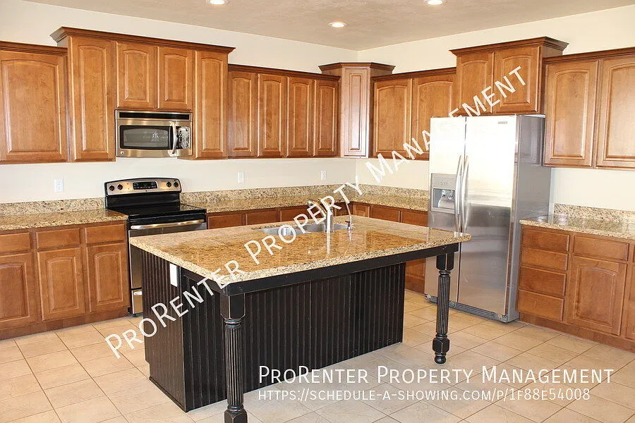 Spacious 3 Bed, 2 Bath Foxboro North Home — Photo 4