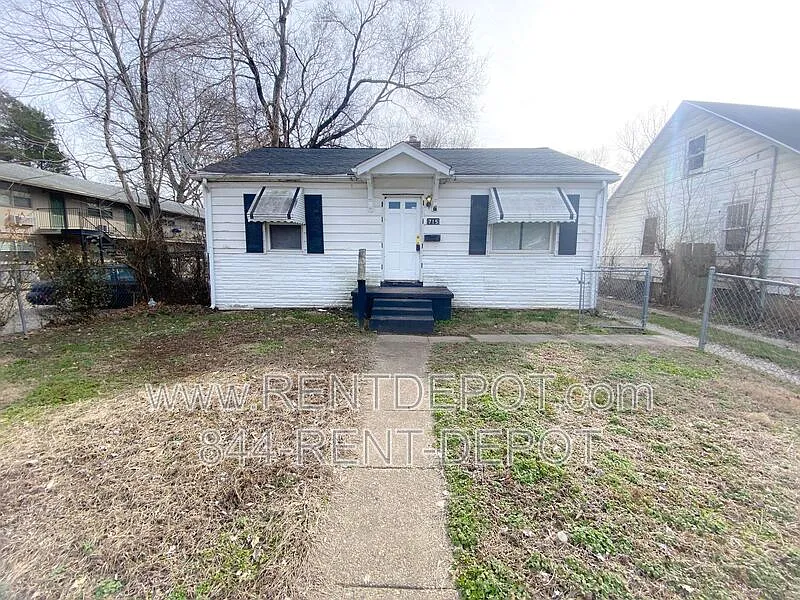 715 E Riverside Dr photo 1